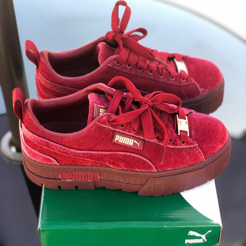 Women’s Mayze Velvet Pumas
